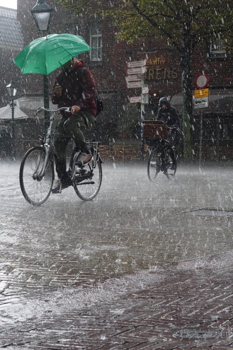 Rouler en vélo sous la pluie