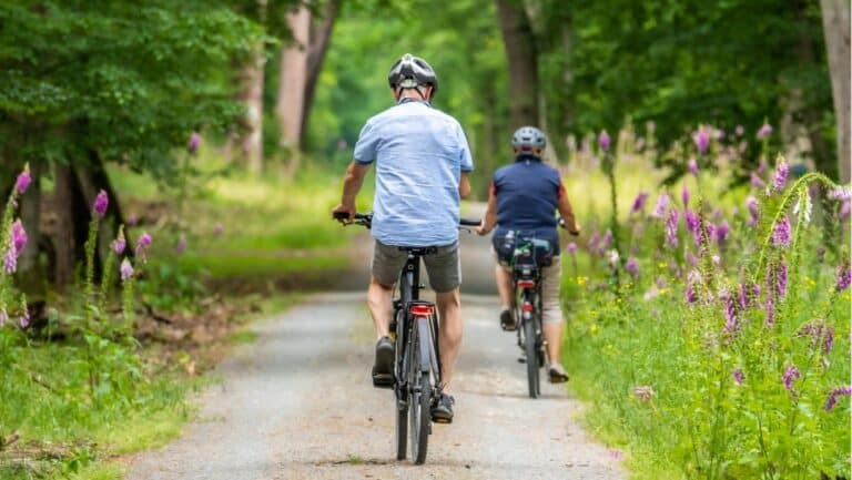 Le vélo électrique pour les seniors : allier sécurité et confort !